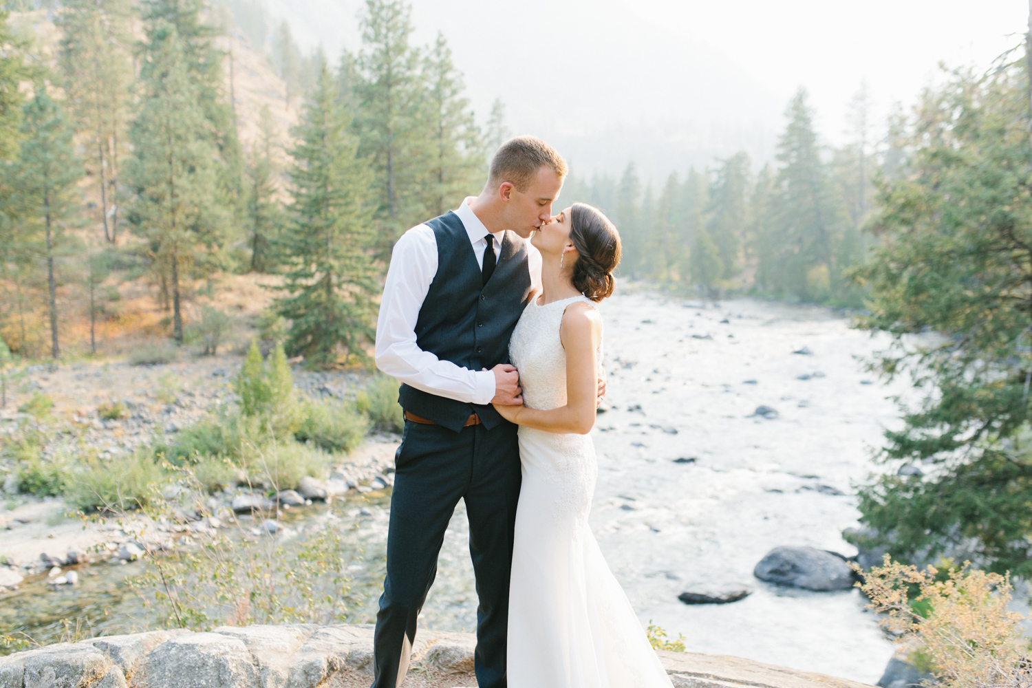Grey and White Wedding in the Mountains of Leavenworth, Washington | Sleeping Lady | Classic and Timeless Wedding | VSCO | Emma Rose Company.jpg-2.jpg