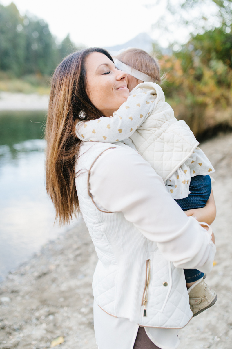 A Beautiful Fall Family Photo Session | What to Wear to Fall Photos | Leavenworth Washington Family Photographer | Emma Rose Company | Gorgeous Sunset Fall Family Portrait Session | Enchantment Park Leavenworth, Washington-34.jpg