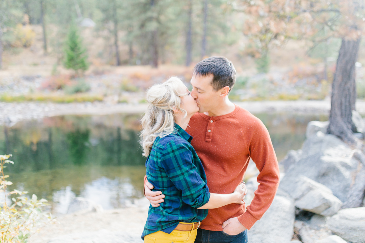 Romantic and Colorful Fall Engagement Session | Sleeping Lady Mountain Resort Leavenworth Wedding | Fall Session | What To Wear To Engagement Session | VSCO | Mountain Pictures