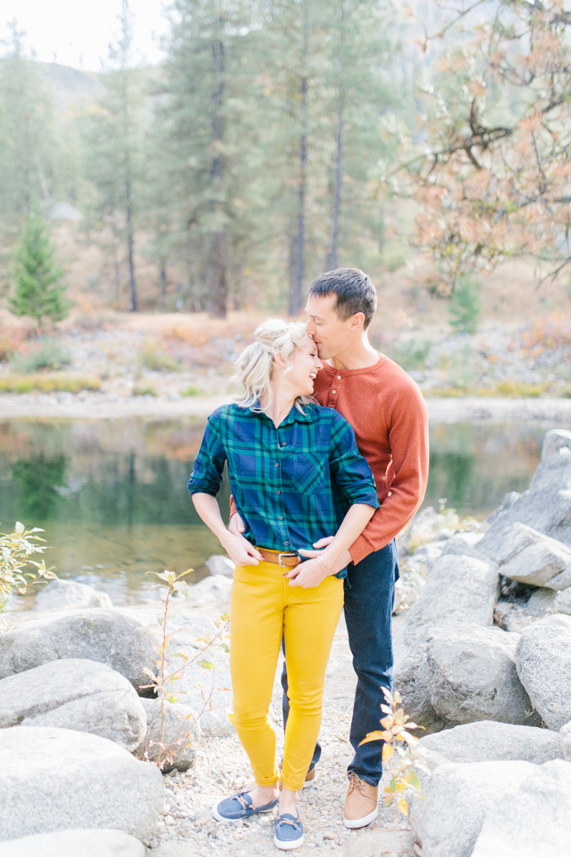 Romantic and Colorful Fall Engagement Session | Sleeping Lady Mountain Resort Leavenworth Wedding | Fall Session | What To Wear To Engagement Session | VSCO | Mountain Pictures