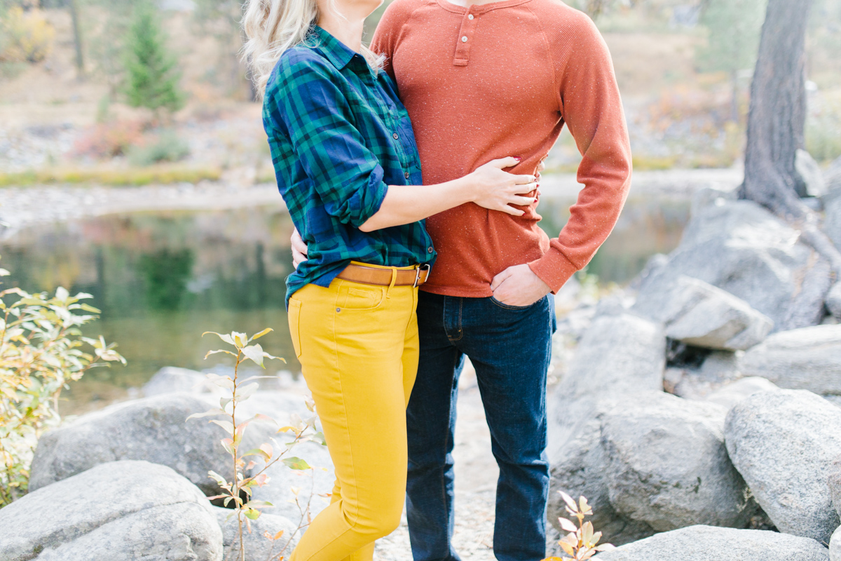 Romantic and Colorful Fall Engagement Session | Sleeping Lady Mountain Resort Leavenworth Wedding | Fall Session | What To Wear To Engagement Session | VSCO | Mountain Pictures