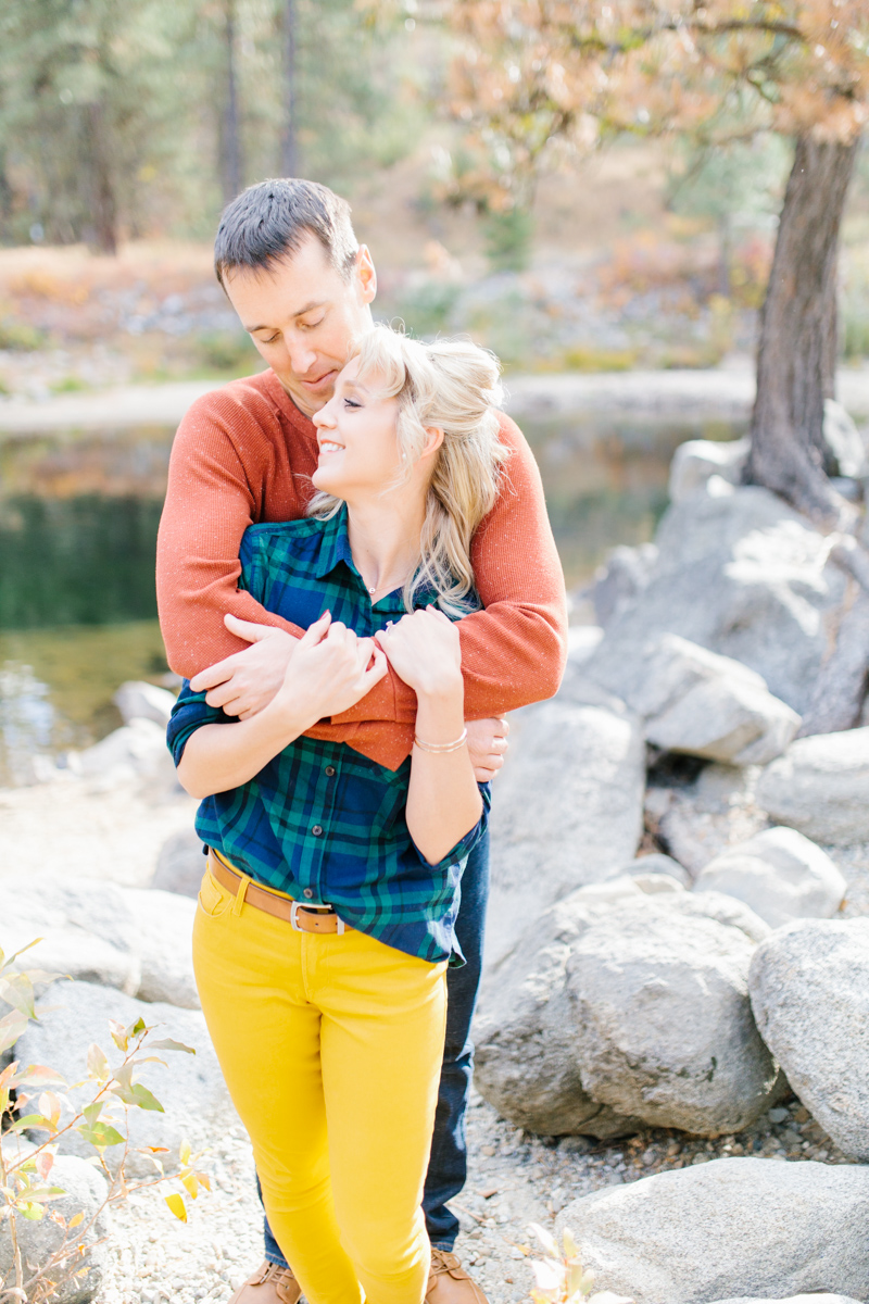 Romantic and Colorful Fall Engagement Session | Sleeping Lady Mountain Resort Leavenworth Wedding | Fall Session | What To Wear To Engagement Session | VSCO | Mountain Pictures