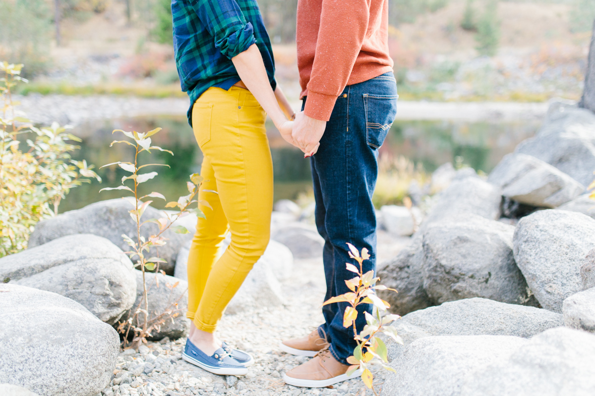 Romantic and Colorful Fall Engagement Session | Sleeping Lady Mountain Resort Leavenworth Wedding | Fall Session | What To Wear To Engagement Session | VSCO | Mountain Pictures