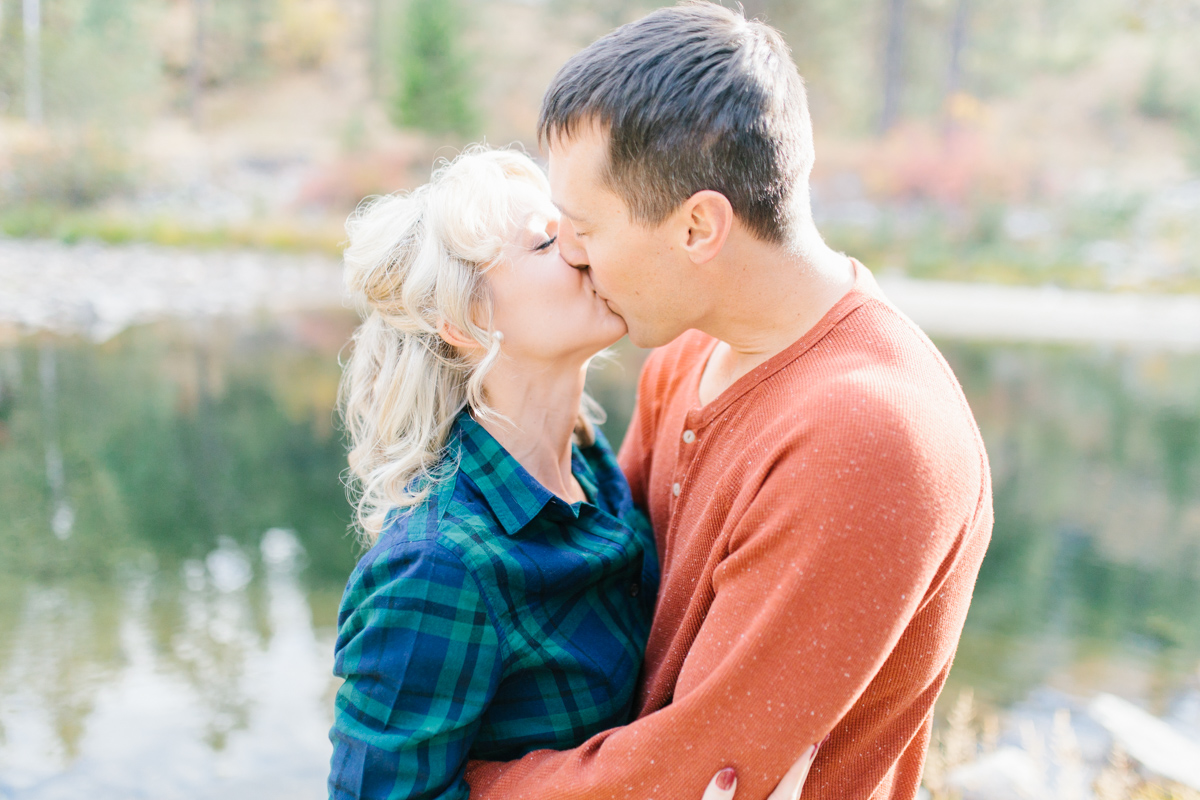 Romantic and Colorful Fall Engagement Session | Sleeping Lady Mountain Resort Leavenworth Wedding | Fall Session | What To Wear To Engagement Session | VSCO | Mountain Pictures