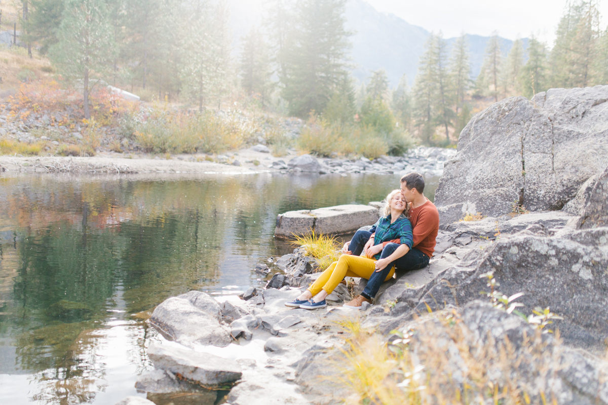 Romantic and Colorful Fall Engagement Session | Sleeping Lady Mountain Resort Leavenworth Wedding | Fall Session | What To Wear To Engagement Session | VSCO | Mountain Pictures