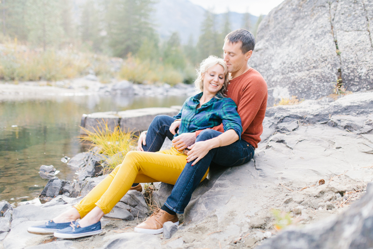 Romantic and Colorful Fall Engagement Session | Sleeping Lady Mountain Resort Leavenworth Wedding | Fall Session | What To Wear To Engagement Session | VSCO | Mountain Pictures