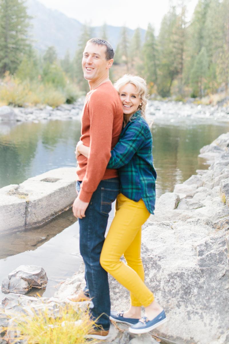 Romantic and Colorful Fall Engagement Session | Sleeping Lady Mountain Resort Leavenworth Wedding | Fall Session | What To Wear To Engagement Session | VSCO | Mountain Pictures