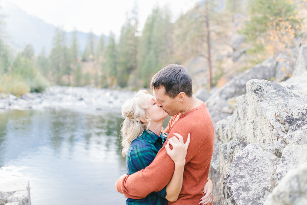 Romantic and Colorful Fall Engagement Session | Sleeping Lady Mountain Resort Leavenworth Wedding | Fall Session | What To Wear To Engagement Session | VSCO | Mountain Pictures