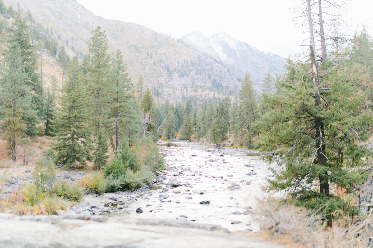 Romantic and Colorful Fall Engagement Session | Sleeping Lady Mountain Resort Leavenworth Wedding | Fall Session | What To Wear To Engagement Session | VSCO | Mountain Pictures