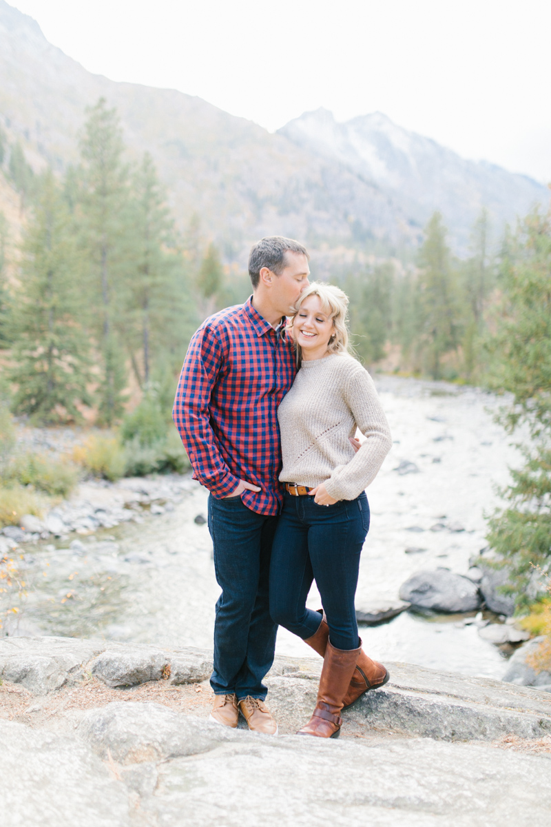 Romantic and Colorful Fall Engagement Session | Sleeping Lady Mountain Resort Leavenworth Wedding | Fall Session | What To Wear To Engagement Session | VSCO | Mountain Pictures