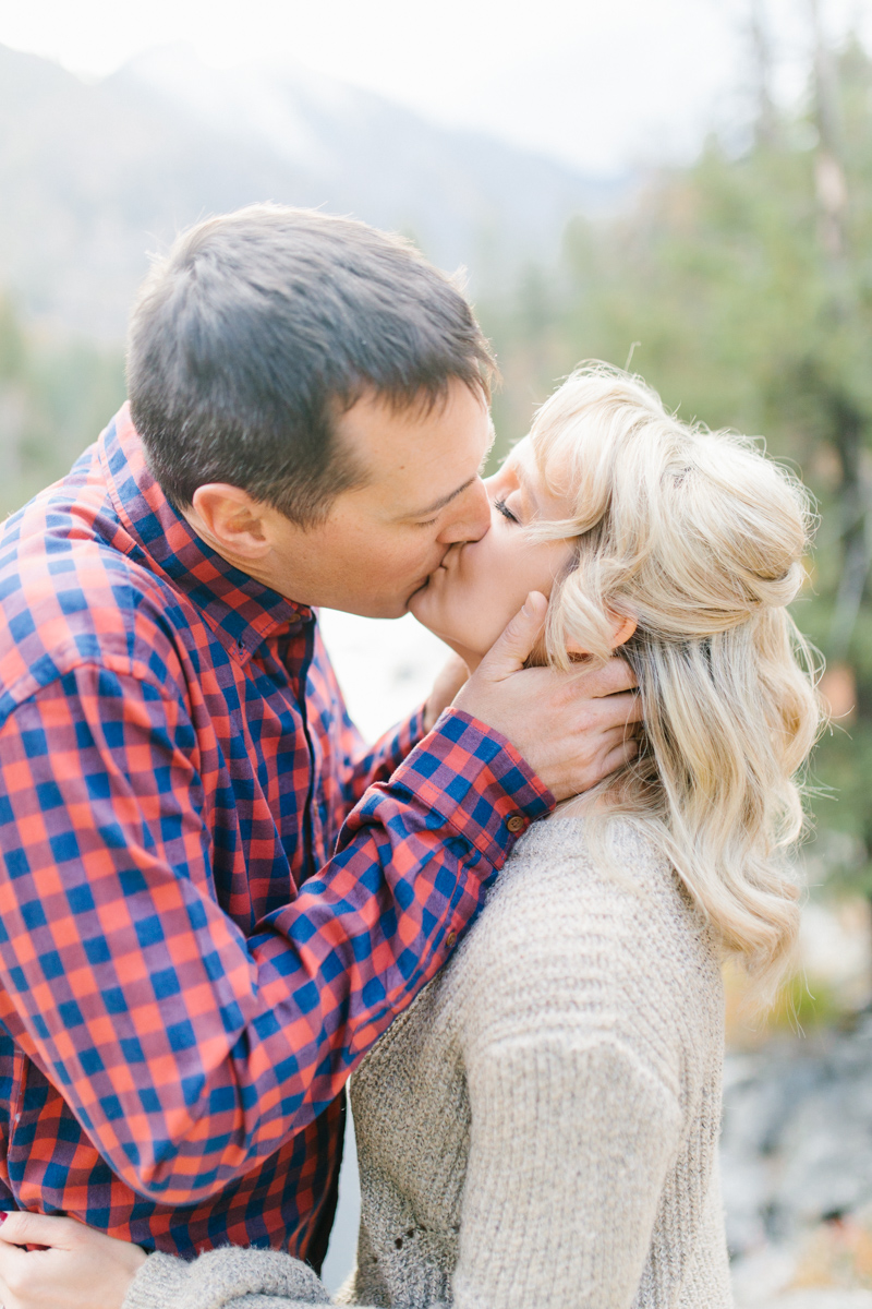 Romantic and Colorful Fall Engagement Session | Sleeping Lady Mountain Resort Leavenworth Wedding | Fall Session | What To Wear To Engagement Session | VSCO | Mountain Pictures