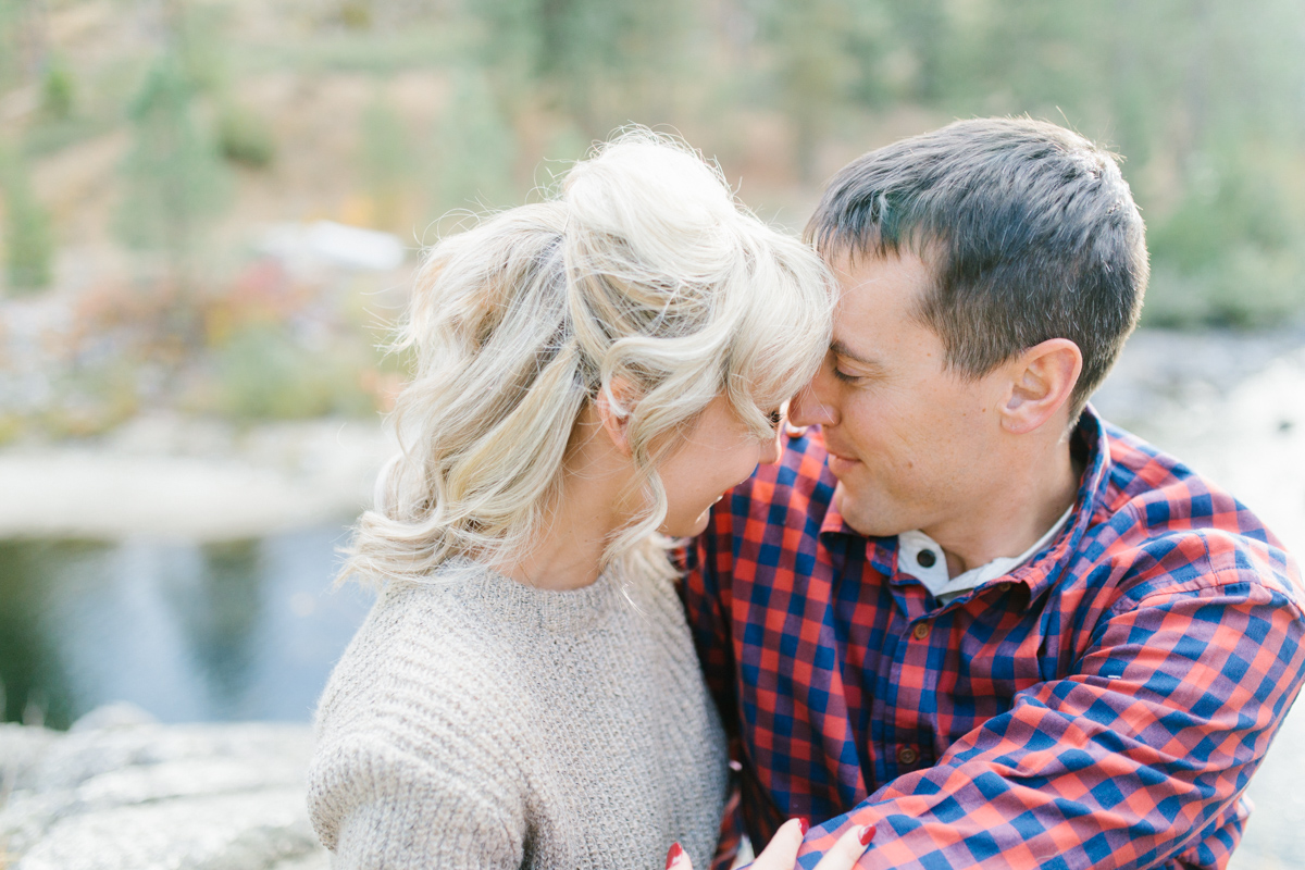 Romantic and Colorful Fall Engagement Session | Sleeping Lady Mountain Resort Leavenworth Wedding | Fall Session | What To Wear To Engagement Session | VSCO | Mountain Pictures