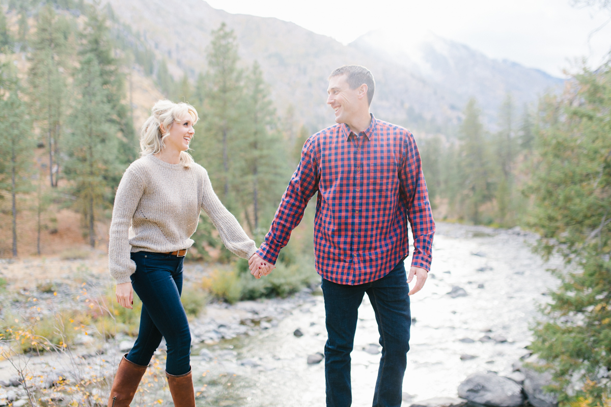 Romantic and Colorful Fall Engagement Session | Sleeping Lady Mountain Resort Leavenworth Wedding | Fall Session | What To Wear To Engagement Session | VSCO | Mountain Pictures