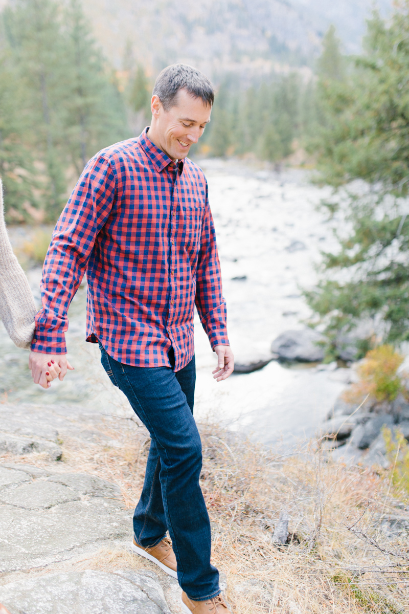 Romantic and Colorful Fall Engagement Session | Sleeping Lady Mountain Resort Leavenworth Wedding | Fall Session | What To Wear To Engagement Session | VSCO | Mountain Pictures