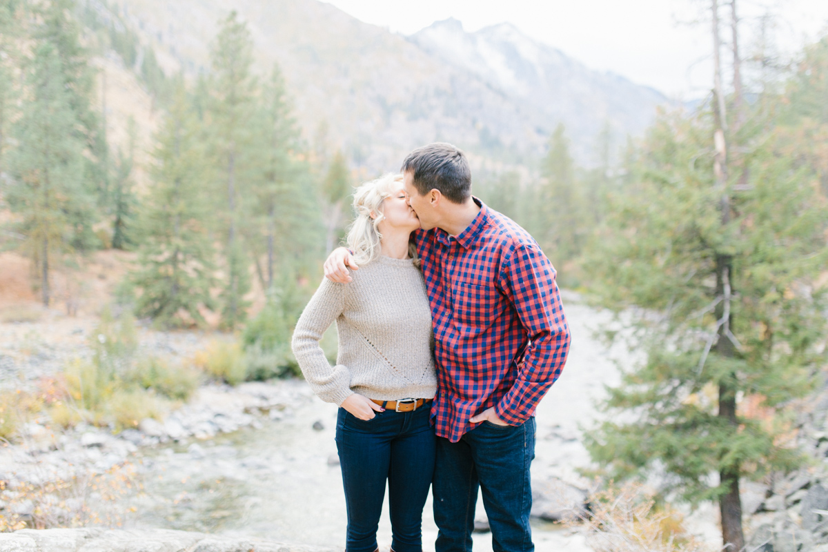 Romantic and Colorful Fall Engagement Session | Sleeping Lady Mountain Resort Leavenworth Wedding | Fall Session | What To Wear To Engagement Session | VSCO | Mountain Pictures