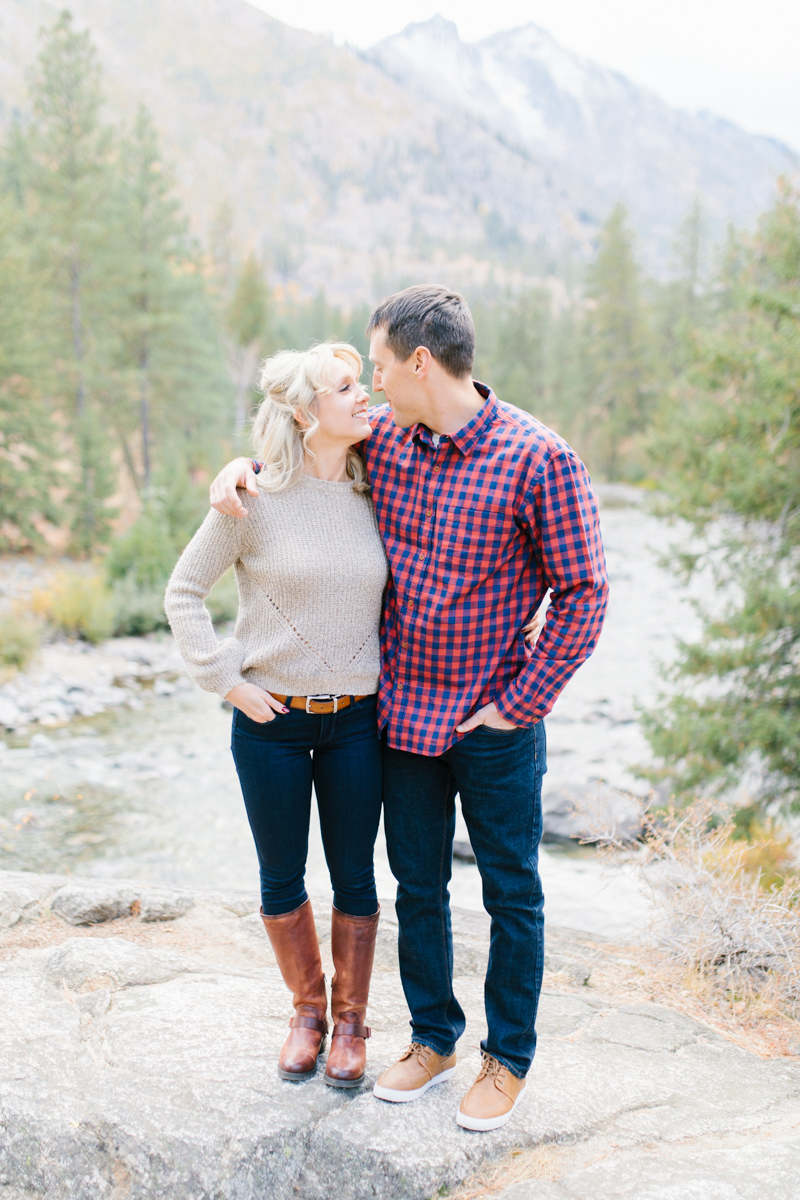 Romantic and Colorful Fall Engagement Session | Sleeping Lady Mountain Resort Leavenworth Wedding | Fall Session | What To Wear To Engagement Session | VSCO | Mountain Pictures