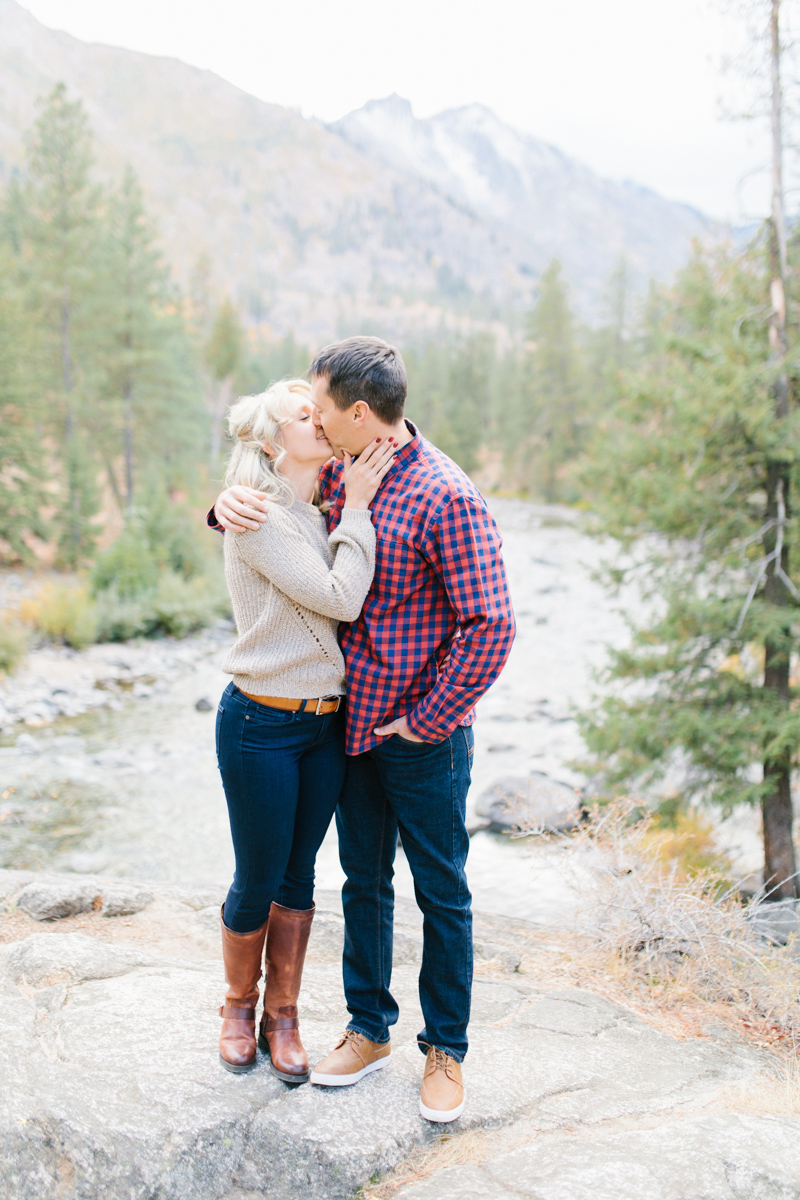 Romantic and Colorful Fall Engagement Session | Sleeping Lady Mountain Resort Leavenworth Wedding | Fall Session | What To Wear To Engagement Session | VSCO | Mountain Pictures