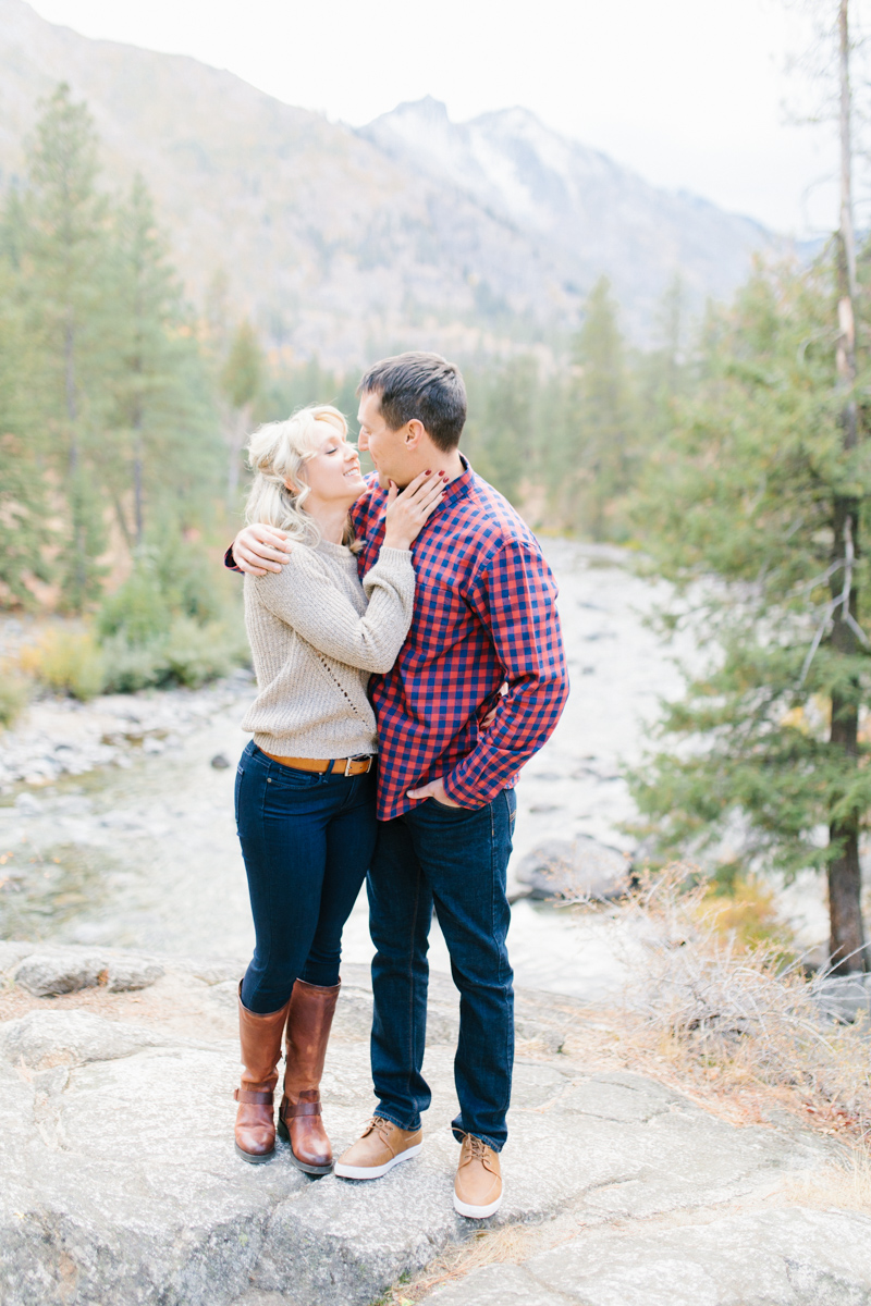 Romantic and Colorful Fall Engagement Session | Sleeping Lady Mountain Resort Leavenworth Wedding | Fall Session | What To Wear To Engagement Session | VSCO | Mountain Pictures