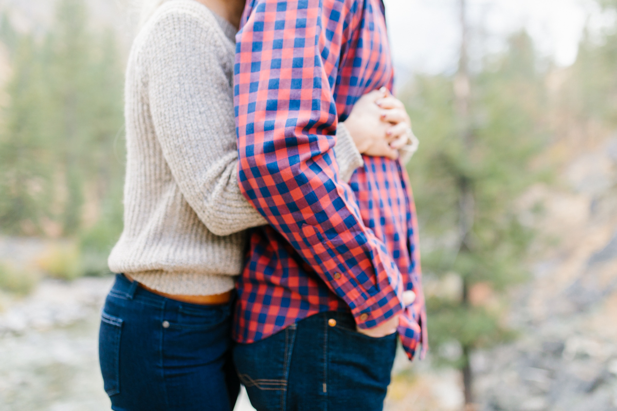 Romantic and Colorful Fall Engagement Session | Sleeping Lady Mountain Resort Leavenworth Wedding | Fall Session | What To Wear To Engagement Session | VSCO | Mountain Pictures