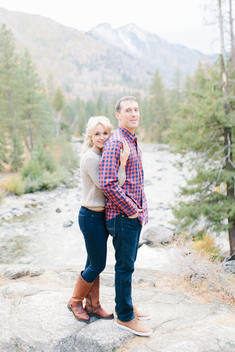 Romantic and Colorful Fall Engagement Session | Sleeping Lady Mountain Resort Leavenworth Wedding | Fall Session | What To Wear To Engagement Session | VSCO | Mountain Pictures