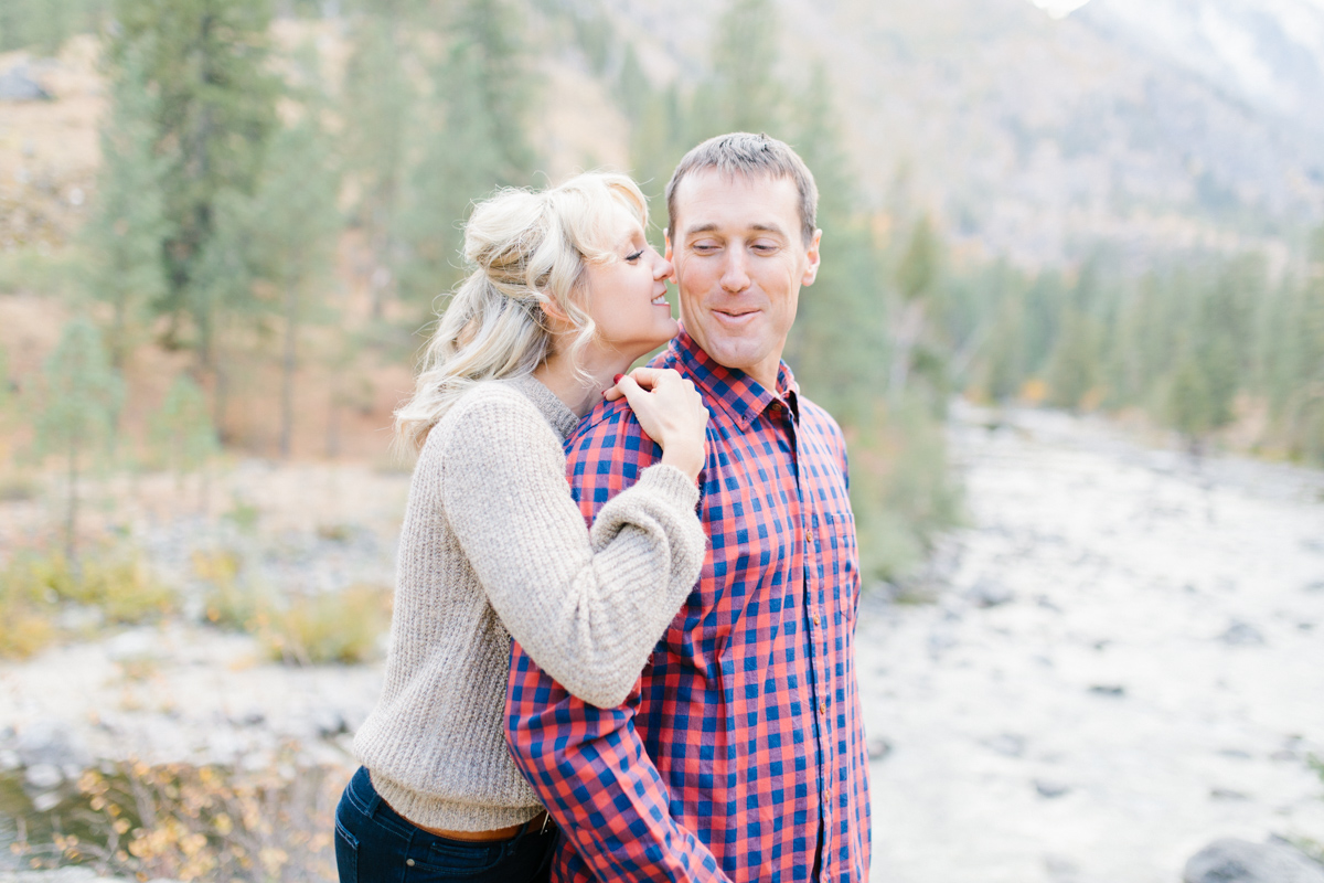 Romantic and Colorful Fall Engagement Session | Sleeping Lady Mountain Resort Leavenworth Wedding | Fall Session | What To Wear To Engagement Session | VSCO | Mountain Pictures