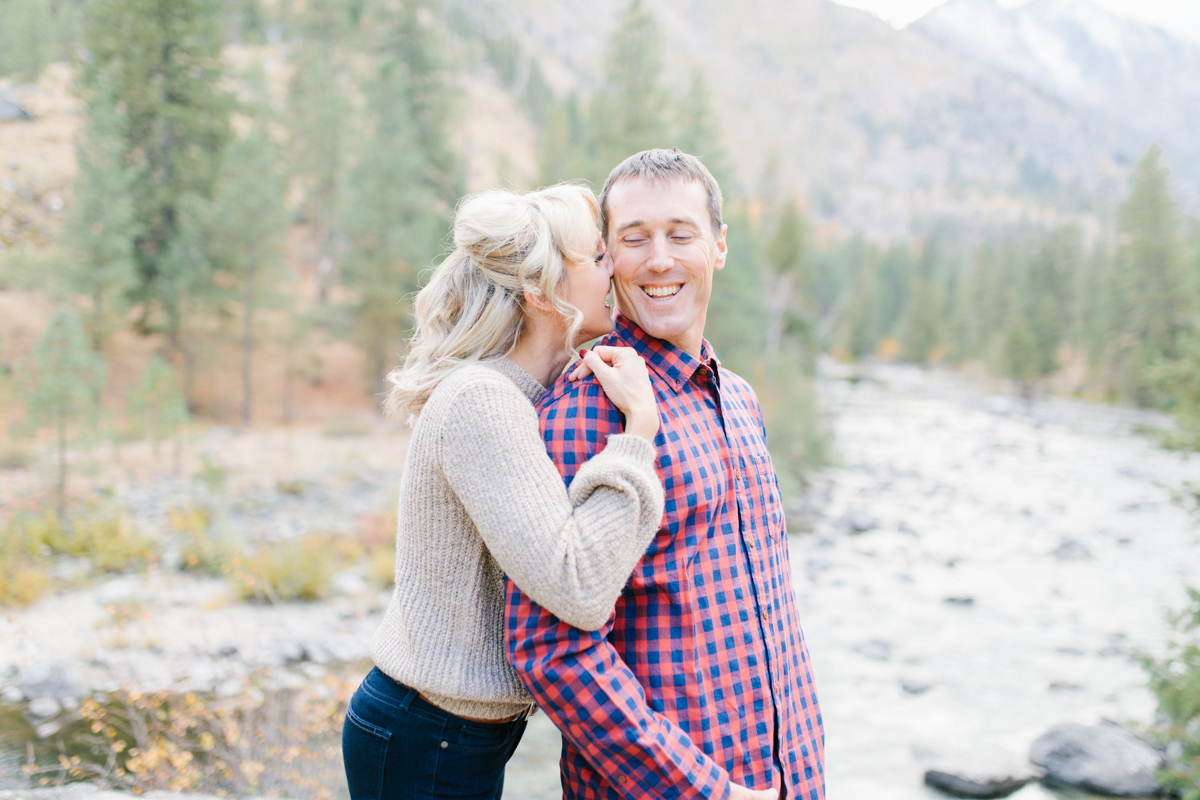 Romantic and Colorful Fall Engagement Session | Sleeping Lady Mountain Resort Leavenworth Wedding | Fall Session | What To Wear To Engagement Session | VSCO | Mountain Pictures