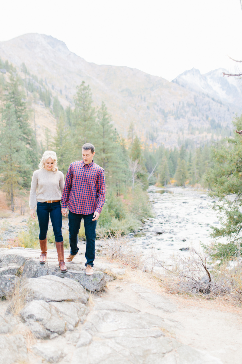 Romantic and Colorful Fall Engagement Session | Sleeping Lady Mountain Resort Leavenworth Wedding | Fall Session | What To Wear To Engagement Session | VSCO | Mountain Pictures