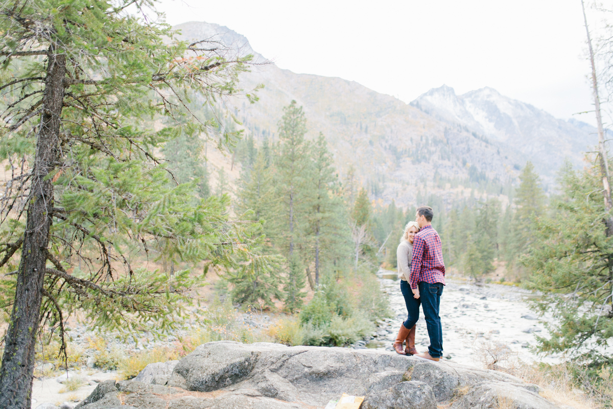 Romantic and Colorful Fall Engagement Session | Sleeping Lady Mountain Resort Leavenworth Wedding | Fall Session | What To Wear To Engagement Session | VSCO | Mountain Pictures