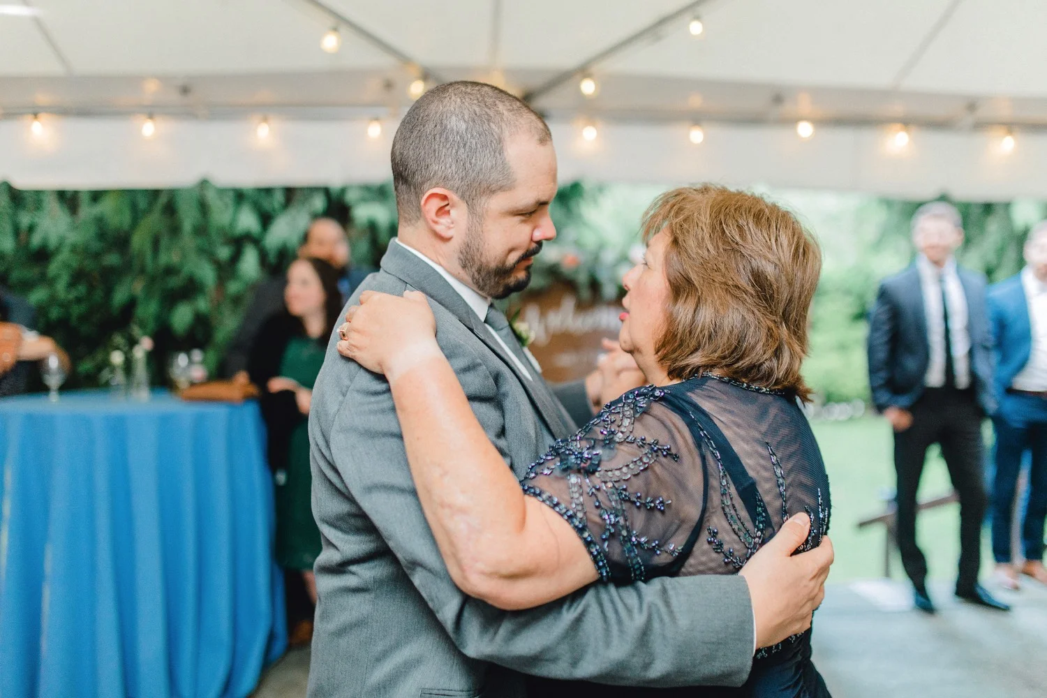 0000000000101_emmarosecompany_katiematt-4502_Photographer_PNW_House_Robinswood_Emma_Light_Company_Airy_Rose_and_Wedding_Seattle.jpg