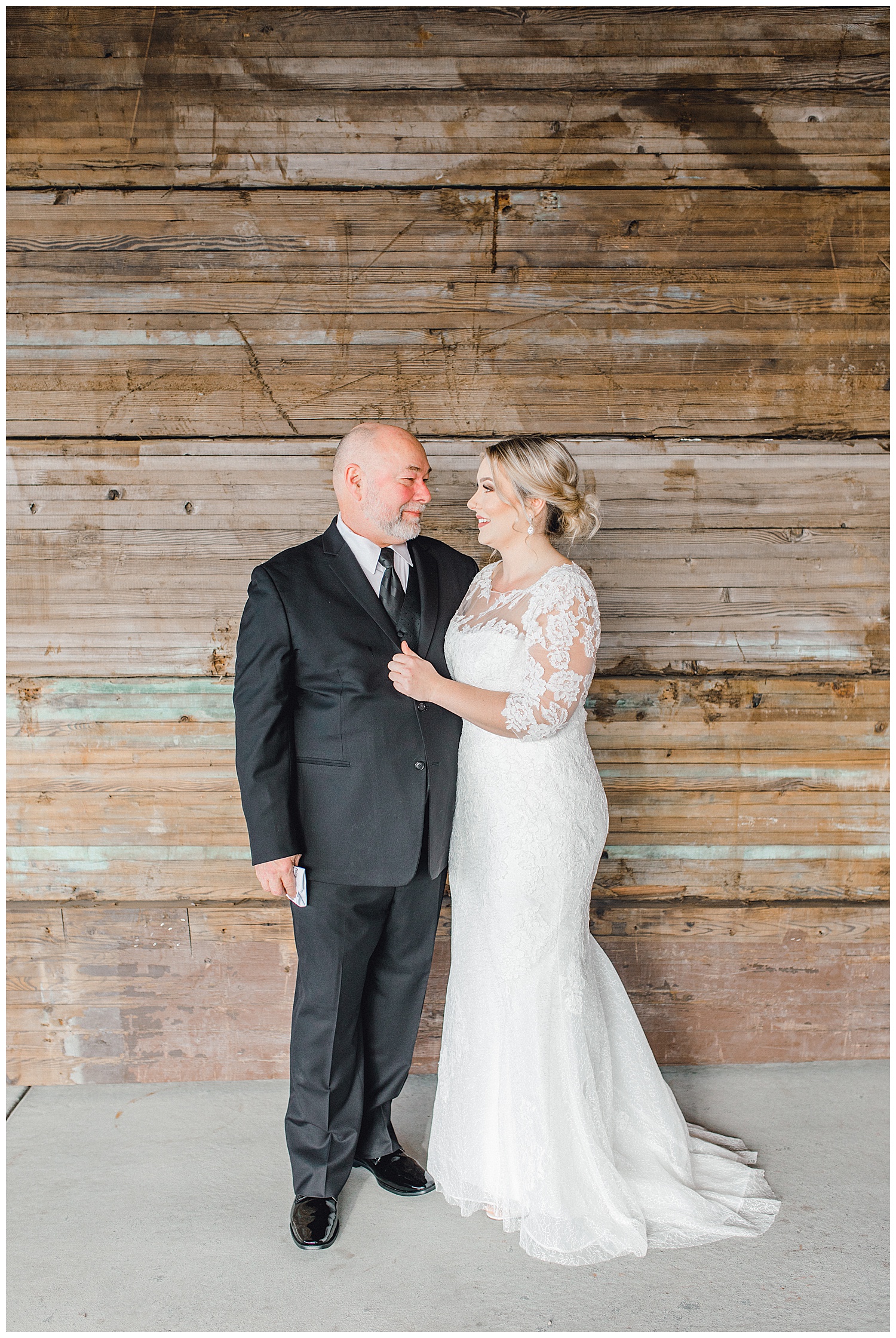 ERC-6929_A beautiful winter wedding in Snohomish, Washington at Thomas Family Farm was simply perfect.  This rustic and modern styled wedding was dripping with romance and photographed by Emma Rose Company, a pacific northwest wedding photographer..jpg