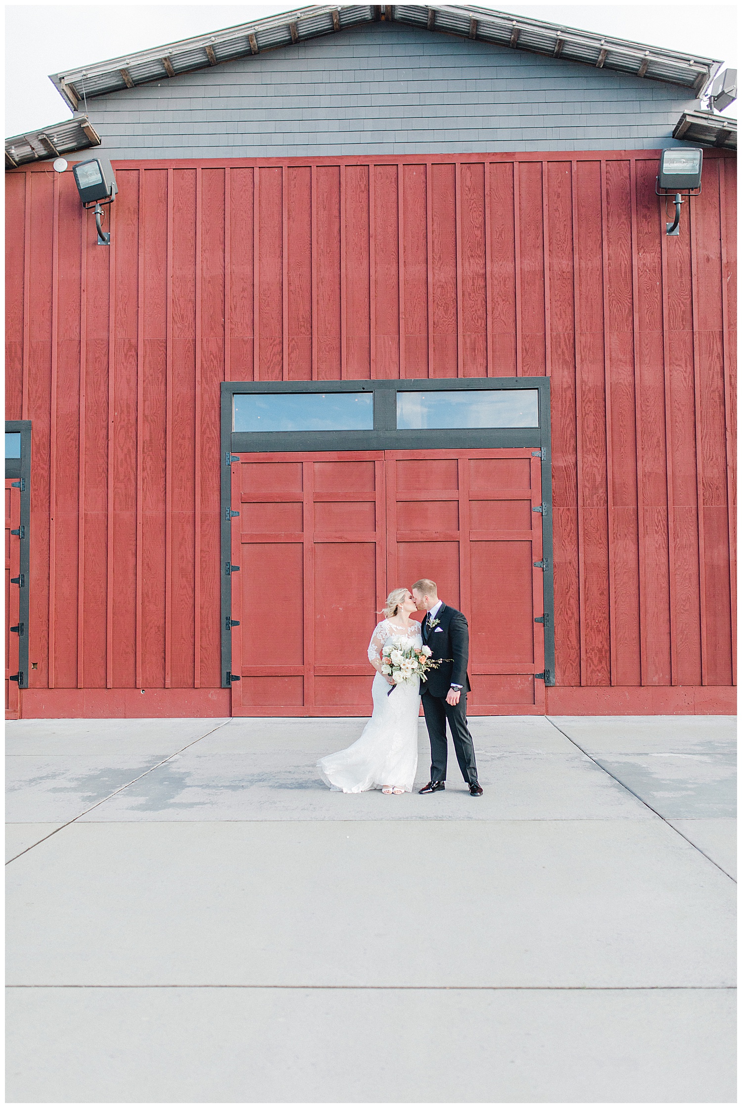 ERC-7294_A beautiful winter wedding in Snohomish, Washington at Thomas Family Farm was simply perfect.  This rustic and modern styled wedding was dripping with romance and photographed by Emma Rose Company, a pacific northwest wedding photographer..jpg