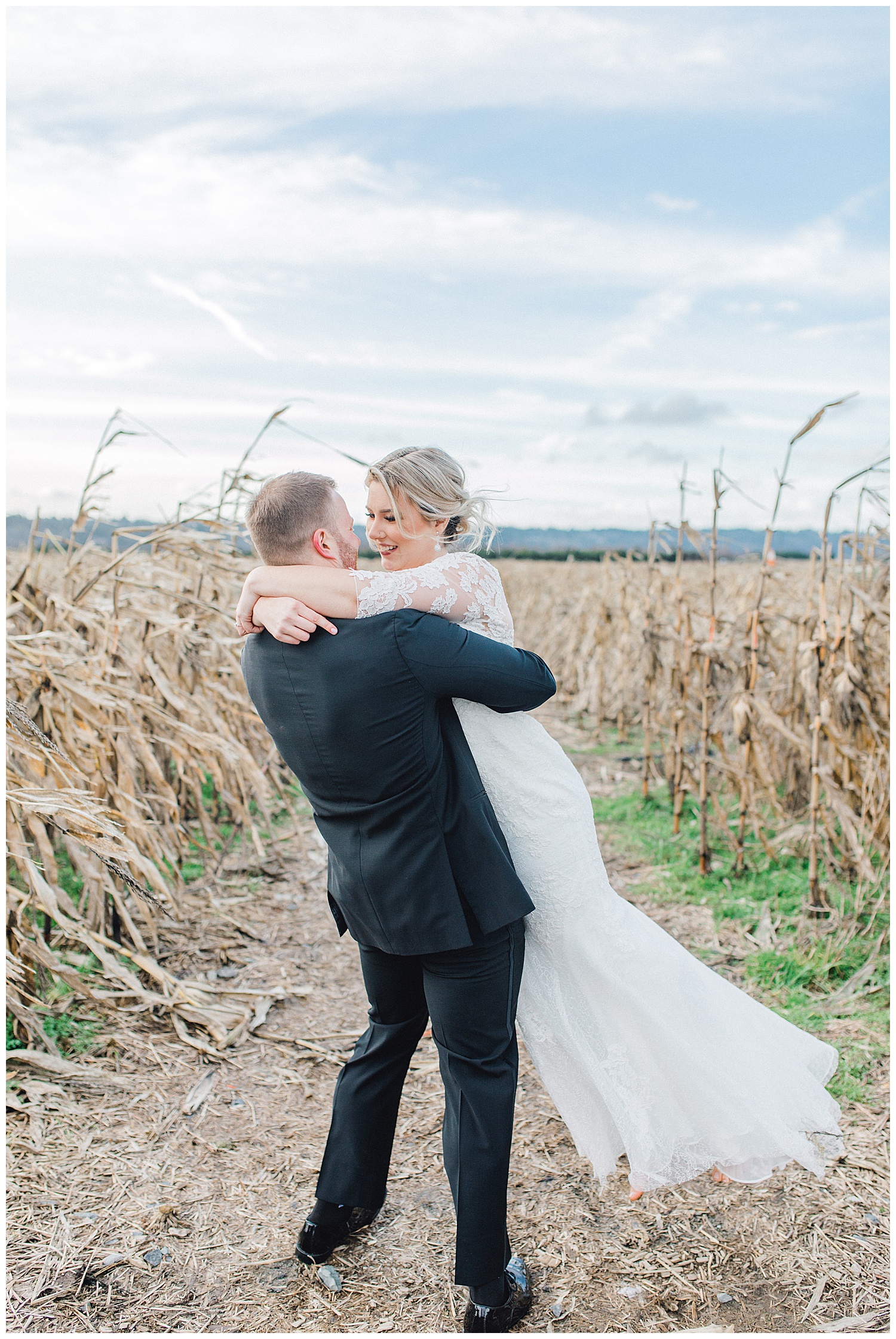 ERC-7552_A beautiful winter wedding in Snohomish, Washington at Thomas Family Farm was simply perfect.  This rustic and modern styled wedding was dripping with romance and photographed by Emma Rose Company, a pacific northwest wedding photographer..jpg
