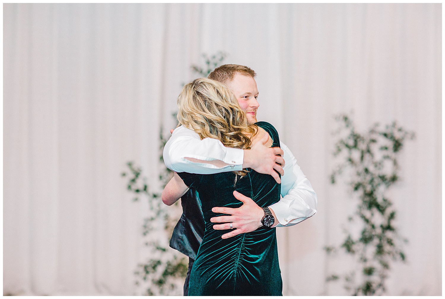 ERC-9332_A beautiful winter wedding in Snohomish, Washington at Thomas Family Farm was simply perfect.  This rustic and modern styled wedding was dripping with romance and photographed by Emma Rose Company, a pacific northwest wedding photographer..jpg