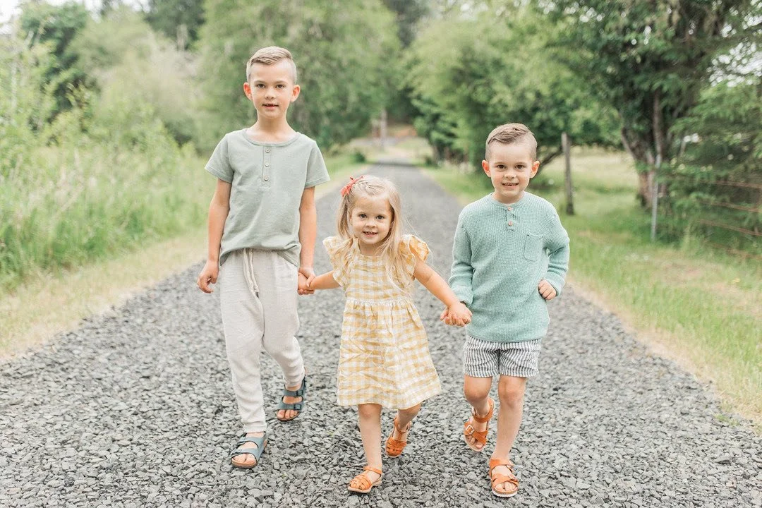I couldn&rsquo;t handle the cuteness of this crew a few weeks ago. Oh my! Such a sweet group of littles&hellip; dressed to the tee! 👦🏼👩🏼👦🏼🌞
.
.
.
.
 #emmarosecompany #summervibes #pnwphotographer #lightandairyphotography #pnw #roseranch