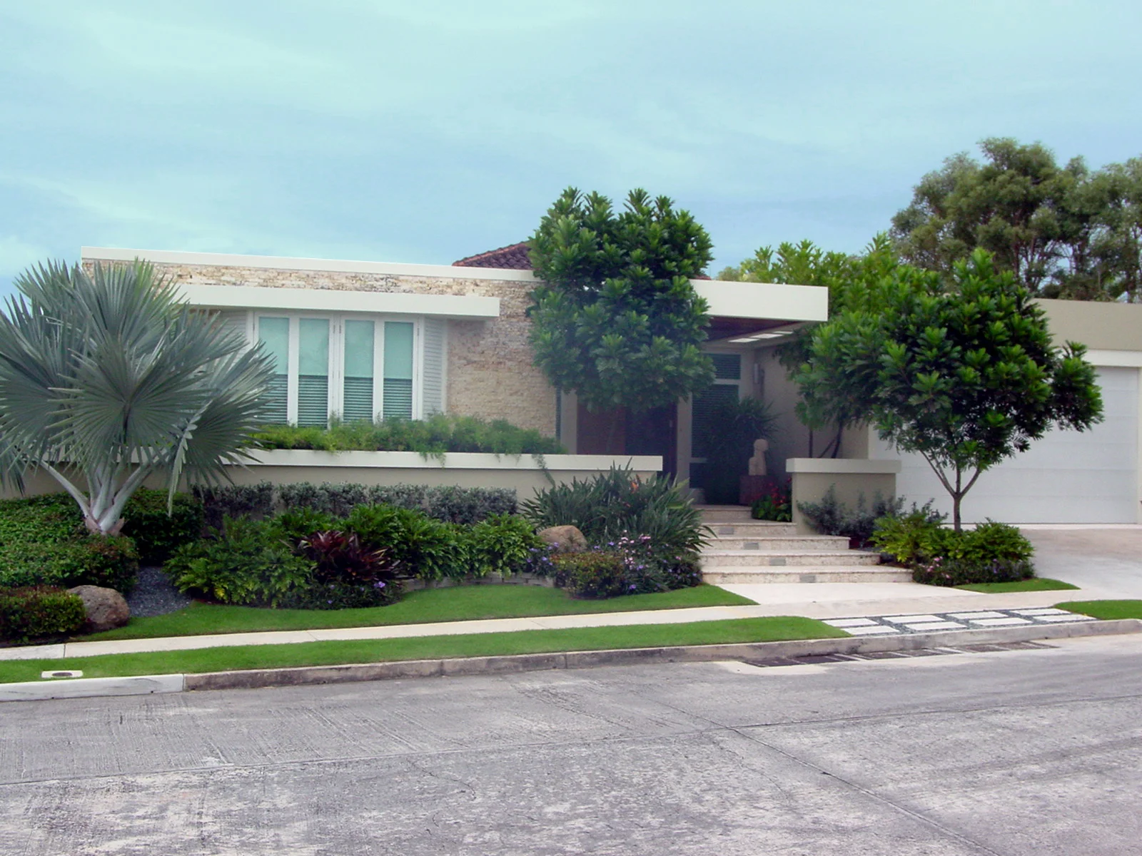 Los Paseos Residence