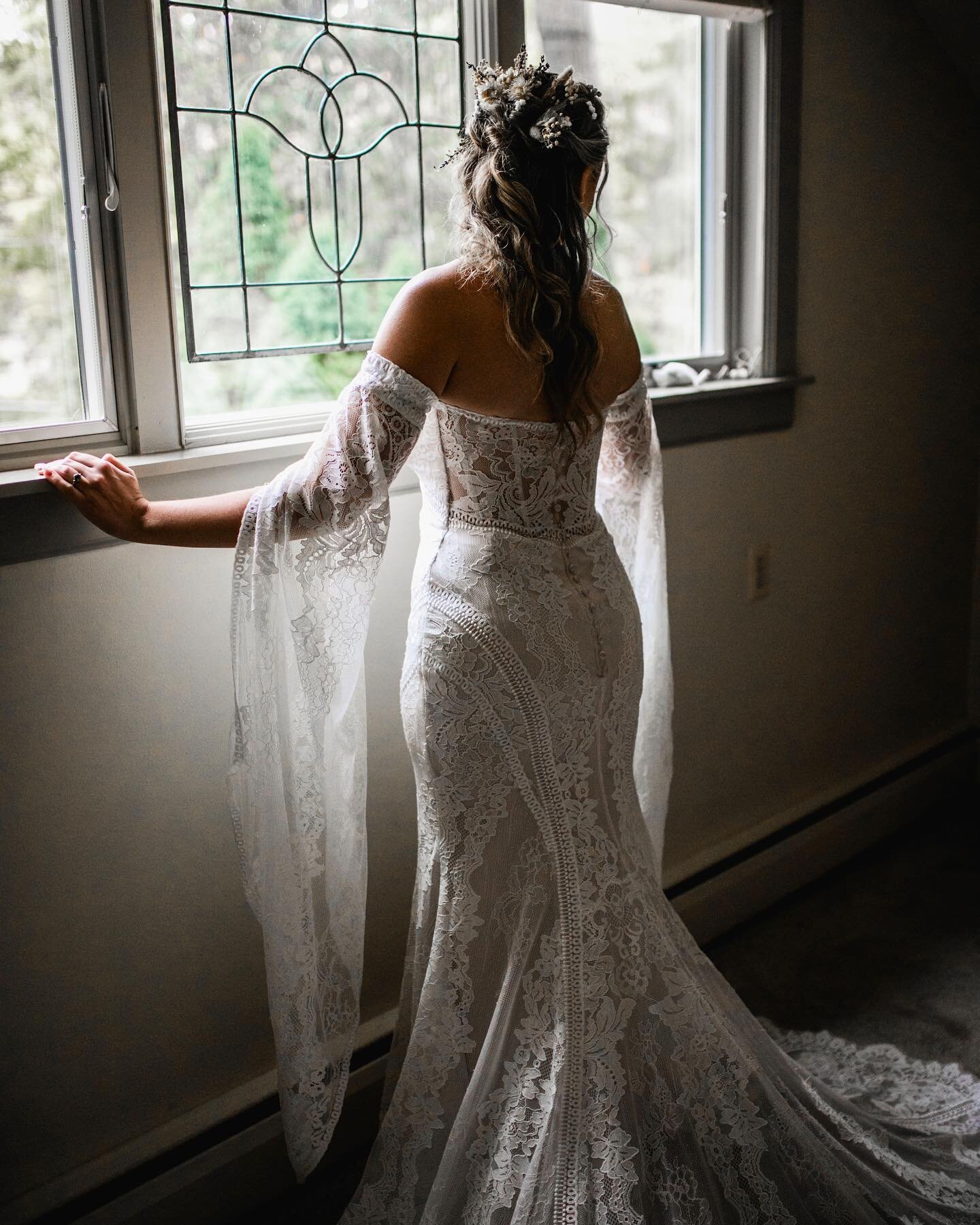 Details of the most ethereal bride 😍✨

Hair : @bellagiohairstudio 
Photo Assistant : @hannah_korte_photography