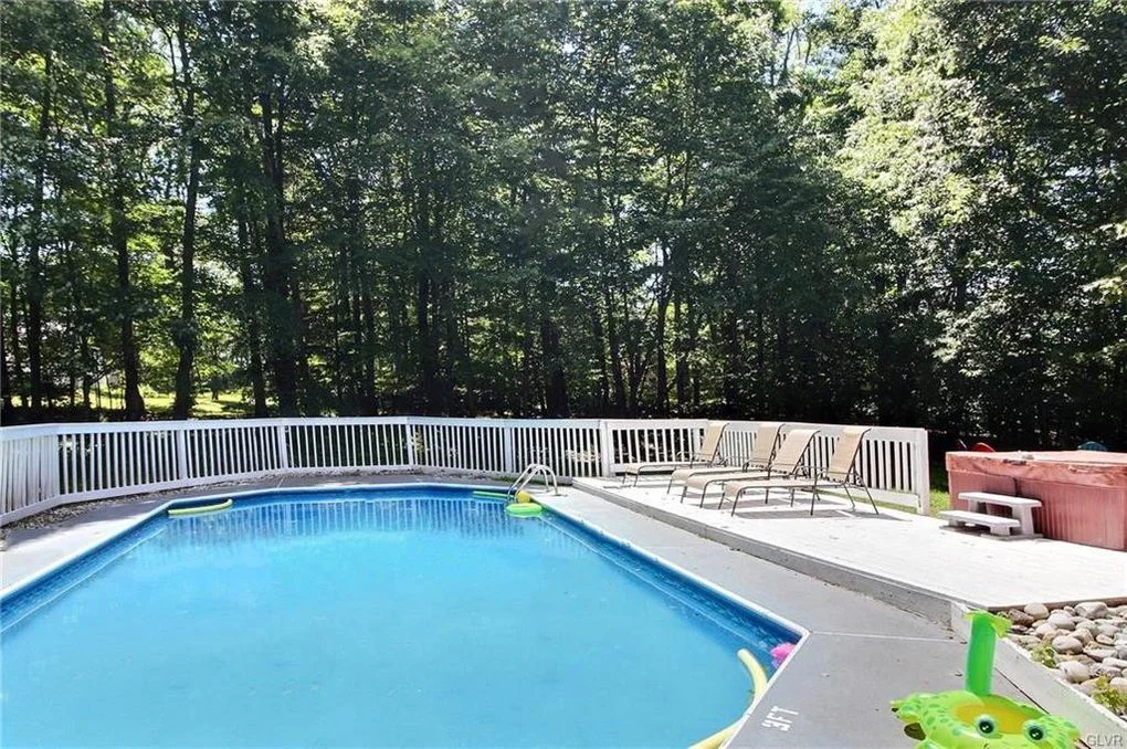 Sleeps 14-16: 6 Bedrooms (6 queen beds), 3 Baths, Pet Friendly House with Beautiful Large Private Pool (Only Open Early May - Late Oct), Game Room with Roku w/Sling/Netflix, Firepit in the Back, BBQ Grill, Poker Table and a Hot Tub next to the pool.