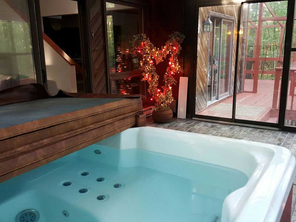 The Waterfront Outdoor Pool And Indoor Enclosed Hot Tub Pocono Cabins Poconos House Rentals Rent Airbnb Vrbo Pennsylvania Mountain Cabins Houses Getaway Rental In Pa