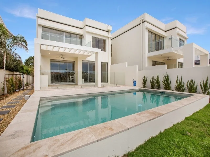 Garden Grove, Carrara