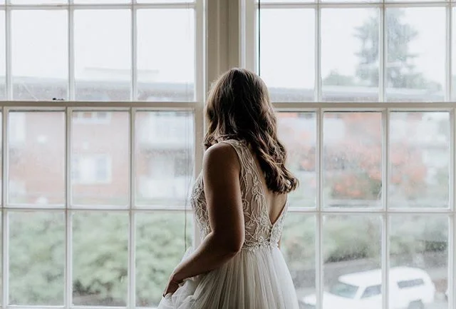 Lovely Erinn looking on as guests arrive.