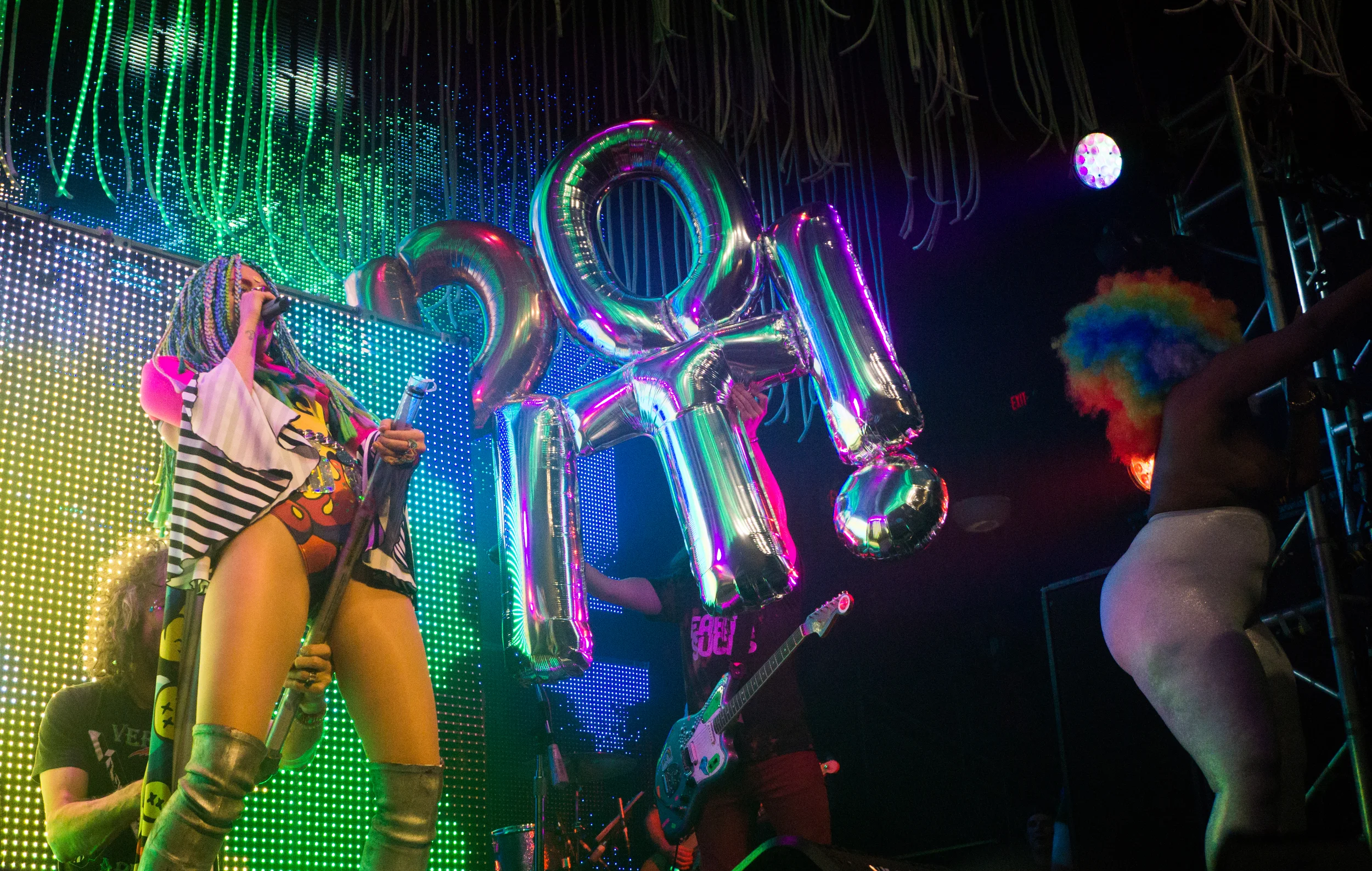 Miley Cyrus & Her Dead Petz