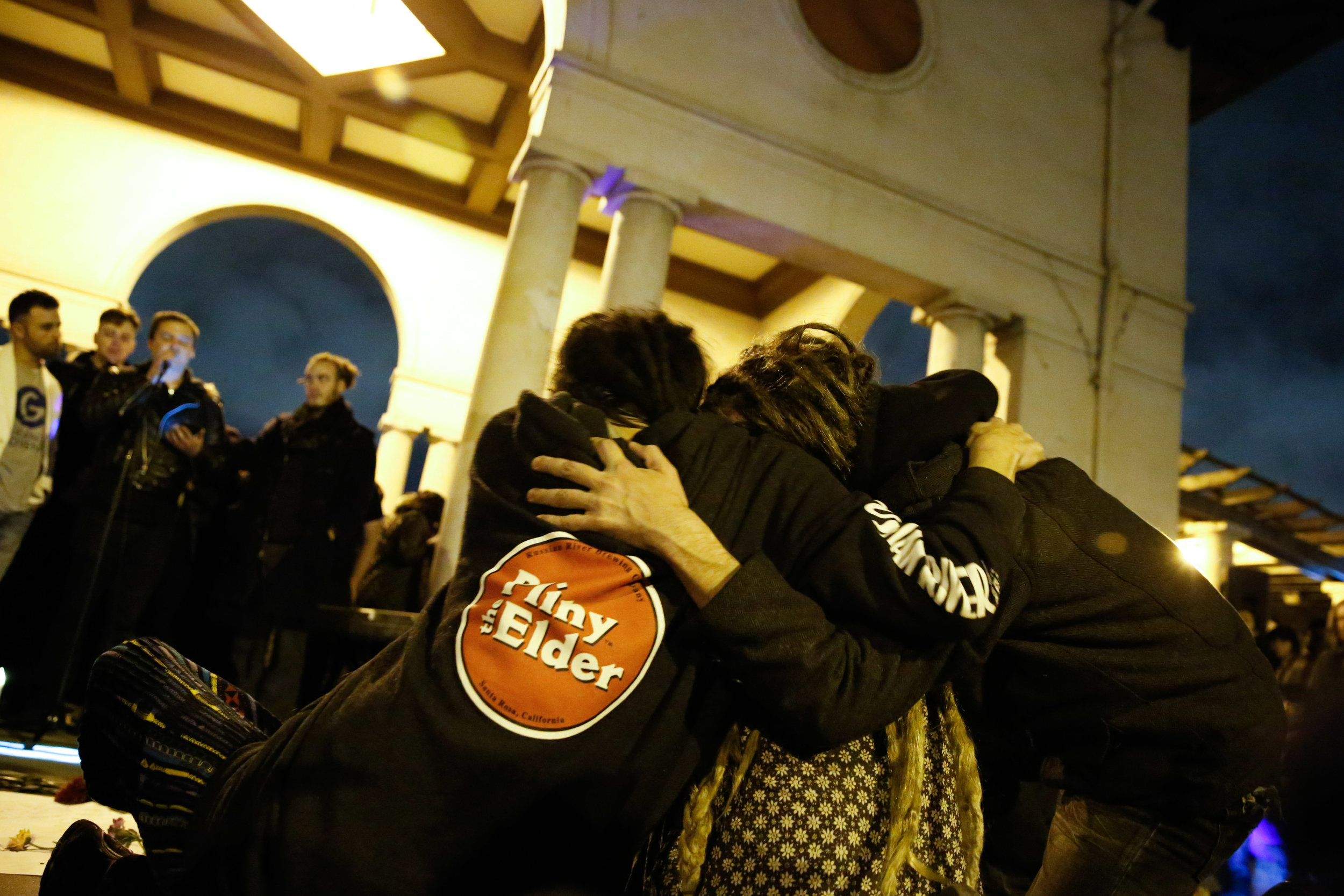  Mourners embrace each other gather at a vigil for the victims of the fatal warehouse fire at a vigil at Lake Merritt Pergola in Oakland, California, U.S. December 5, 2016.&nbsp; 