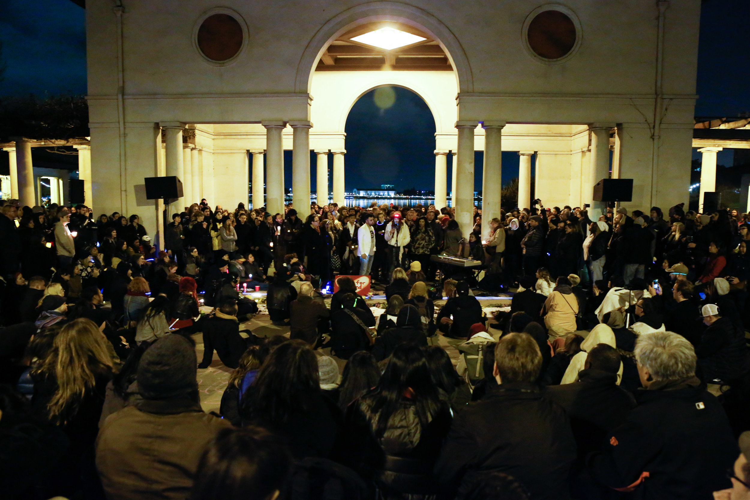  Mourners gather at a vigil for the victims of the fatal warehouse fire during a vigil at at Lake Merritt Pergola in Oakland, California, U.S. December 5, 2016.&nbsp; 