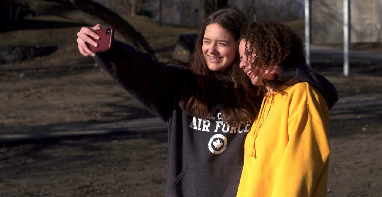 Marie Sengue Poke & Phoenix Quinn - La vraie illusion (The Real Illusion) Two teenagers envy their friend's lifestyle and go on an adventure trying to copy her. (French w/ English subtitles)