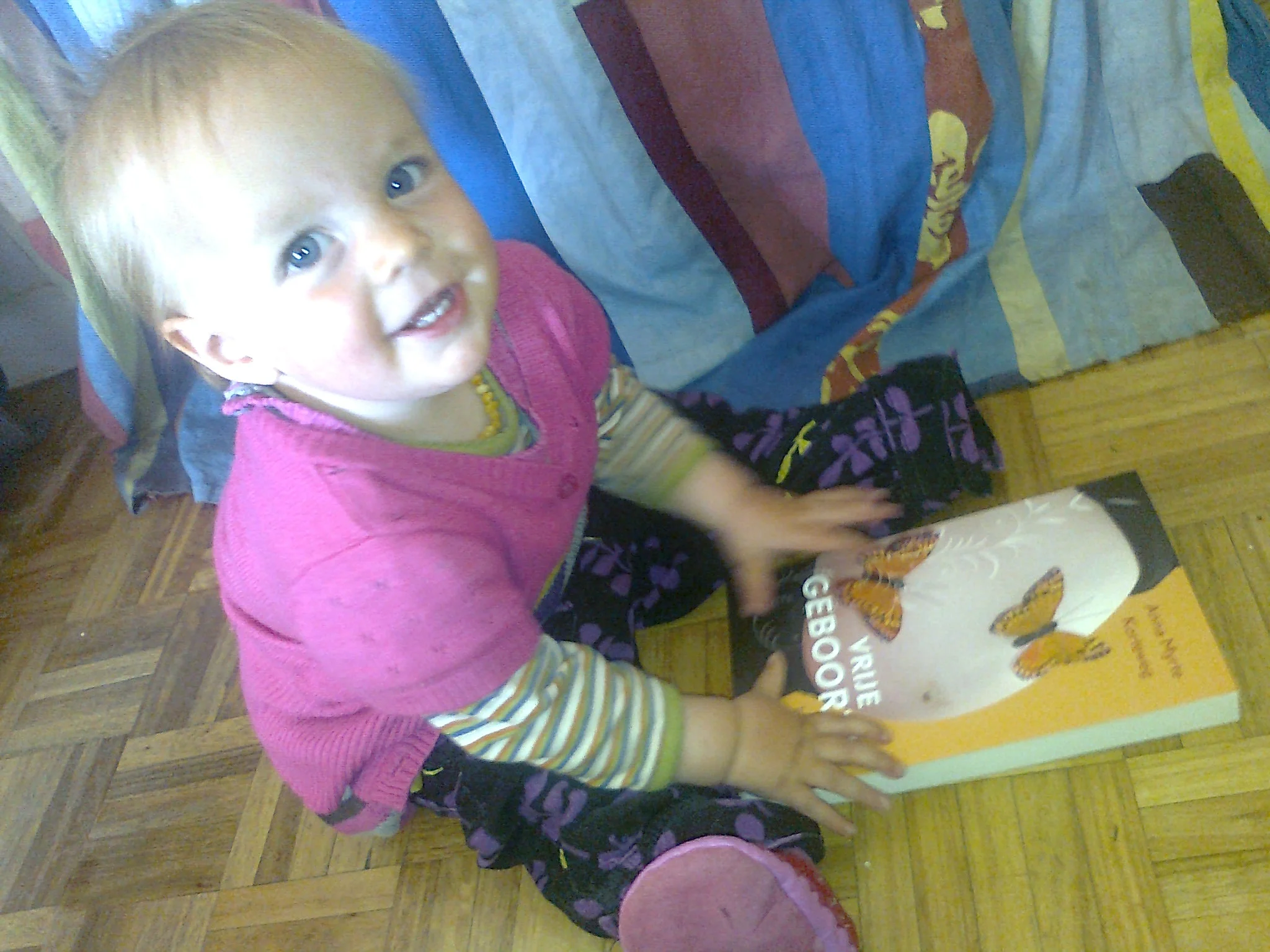 2011: Mijn dochter Jana met het eerste Vrije Geboorte boek. Ik schreef Vrije Geboorte met Jana in mijn buik.