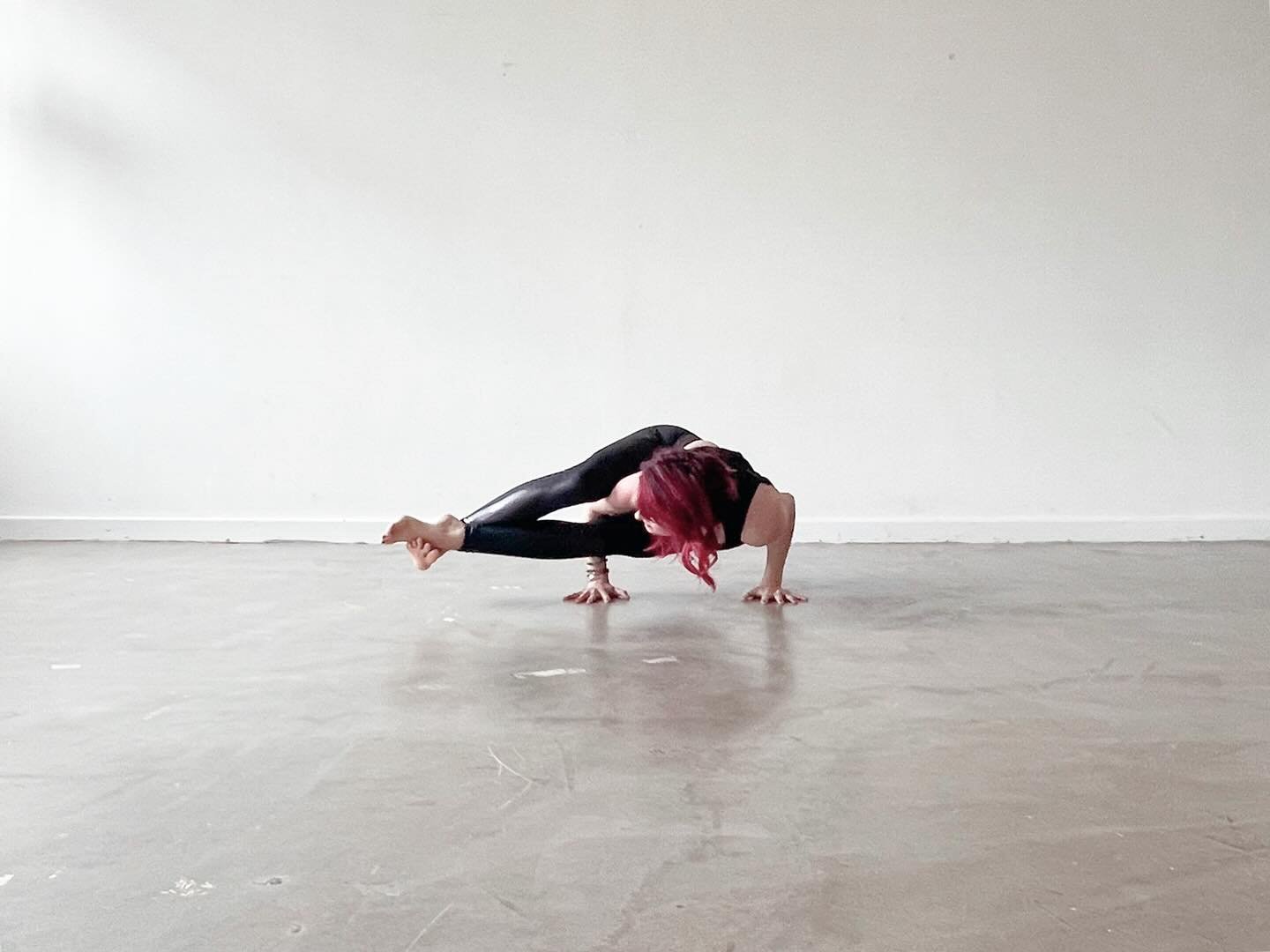 ***MONDAY***
We made it, parents! Back to school, back on the mat. 🤌🏻💫

Join me today for a deep and delicious Slow Flow @yogaontheedgeuk 09:30 (1 space left)

OR

Dynamic and also delicious Vinyasa! 19:30 @substation.macclesfield 

Book via @omyo