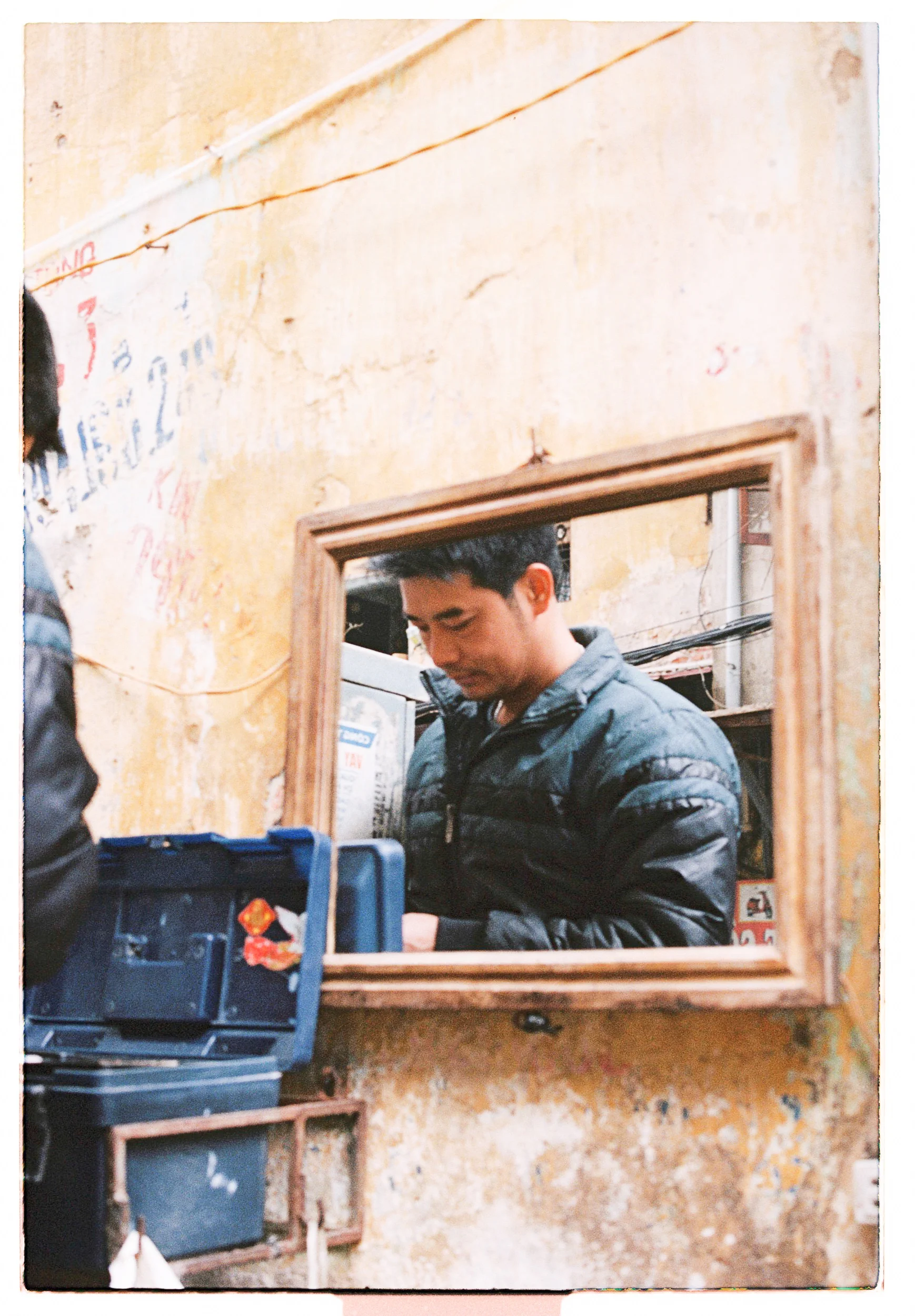 Chloe Edwards Photography_Vietnam_Hanoi_Barbers-000032.jpg