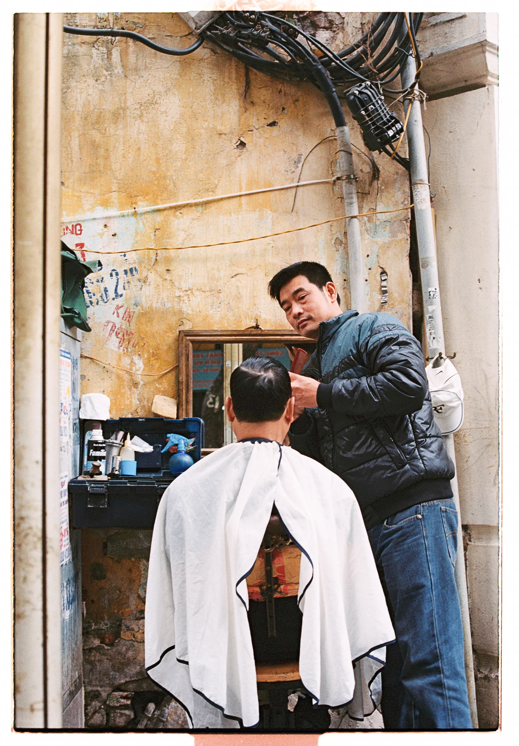Chloe Edwards Photography_Vietnam_Hanoi_Barbers-000037.jpg