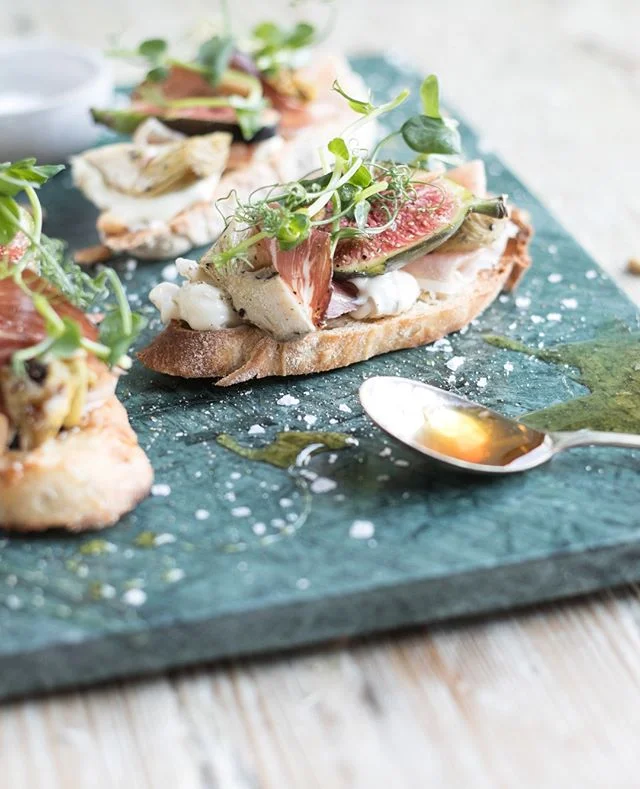 Here's a little pea shoot parma ham inspiration from my recent shoot with #foodstylists Boardman &amp; West
You are welcome ;) For more of this series follow the linkin.bio

#peashoot #parmaham #bruschetta #chloeandcamera #sheshoots #bristolfoodie #n