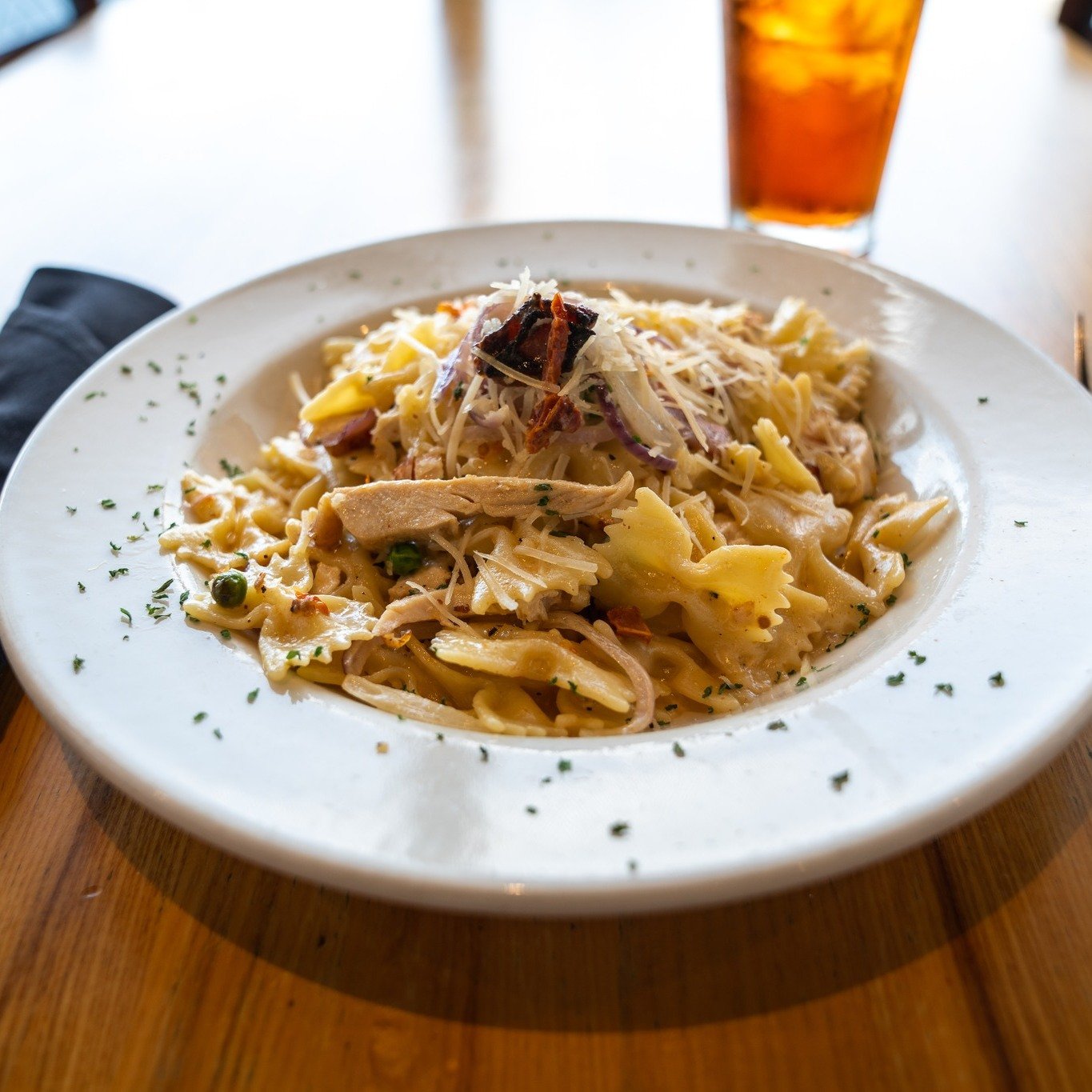 Bow ties were made for more than just fancy events. Let Tony's Bow Tie Pasta be the dapper centerpiece adorned with tender, wood-fired grilled chicken, sweet bursts of sun-dried tomatoes, savory prosciutto slivers, vibrant green peas, and zesty red o